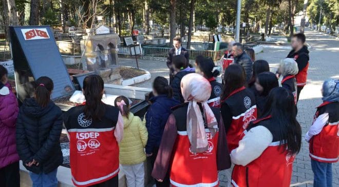 Uşak ASDEP’in Küçük Misafirleri Şehitlik Ziyareti Yaptı