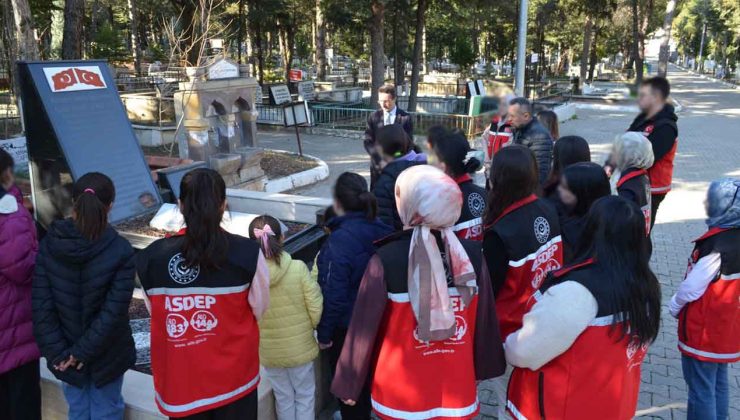 Uşak ASDEP’in Küçük Misafirleri Şehitlik Ziyareti Yaptı