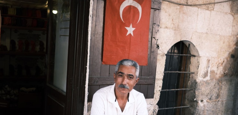 Gözaltına alınan gazeteci Alican Uludağ adli kontrolle serbest bırakıldı